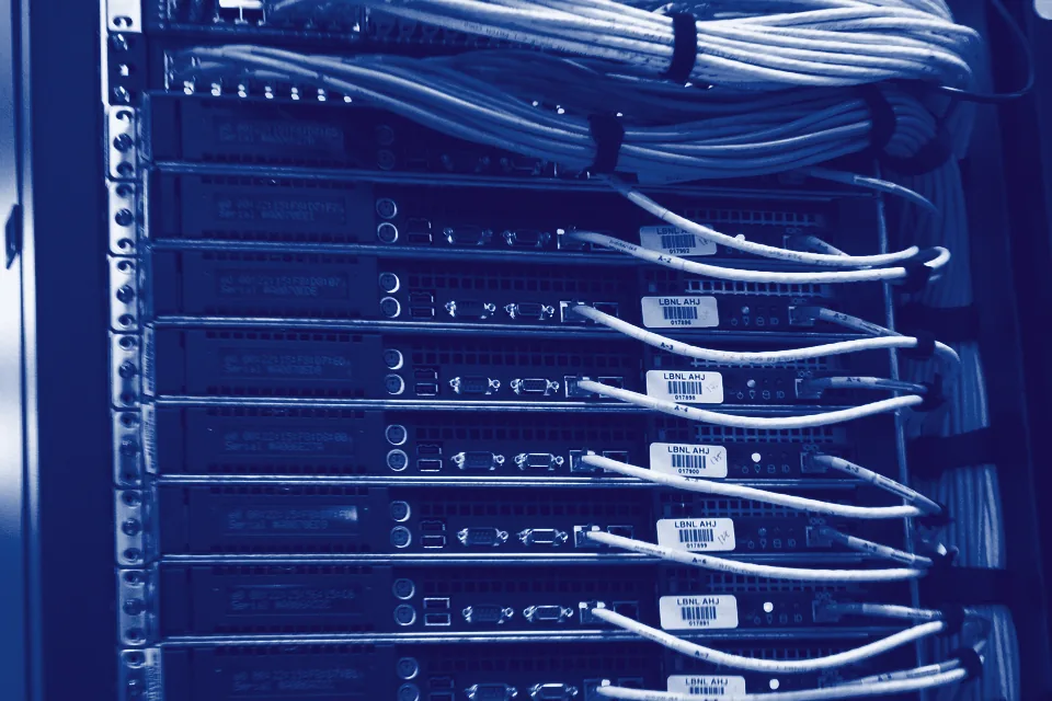 Voll bestücktes Server-Rack mit sauber geführten Netzwerkkabeln