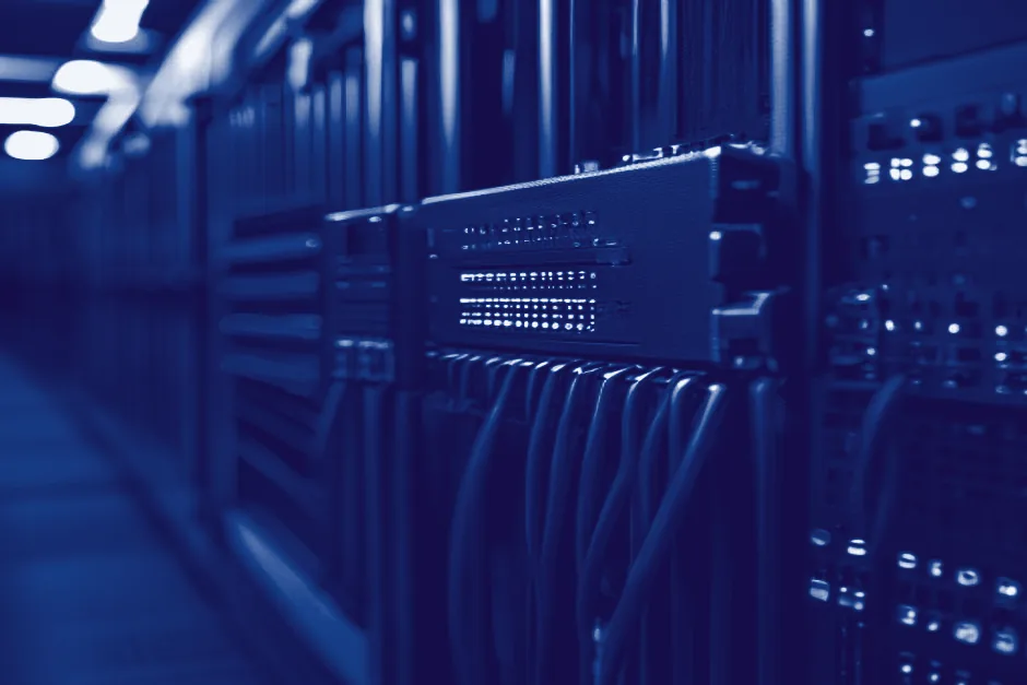 Firewall-Appliance mit Status-LEDs im Server-Rack, sauber mit Netzwerkkabeln verbunden